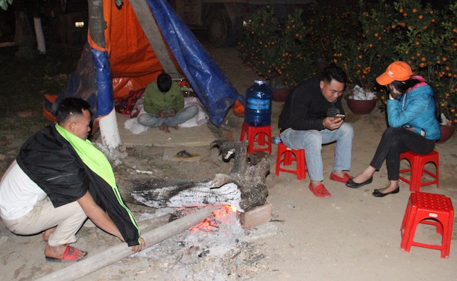 Trắng đêm ngồi co ro đốt củi sưởi ấm để canh đào, quất, hoa Tết